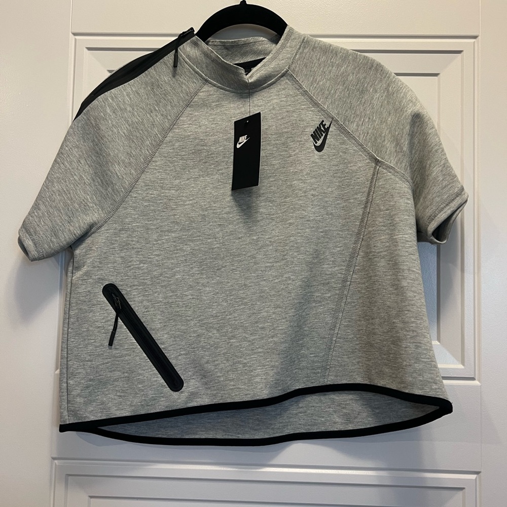 NWT Women’s Nike Top size L